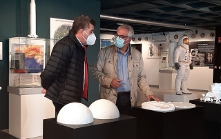 Carlos Izquierdo visita el Museo Lunar de Fresnedillas de la Oliva
