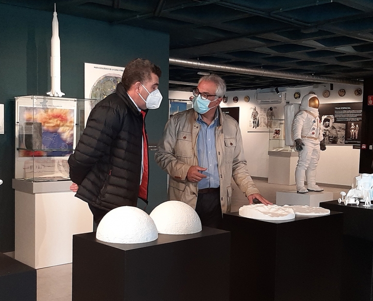 Carlos Izquierdo visita el Museo Lunar de Fresnedillas de la Oliva