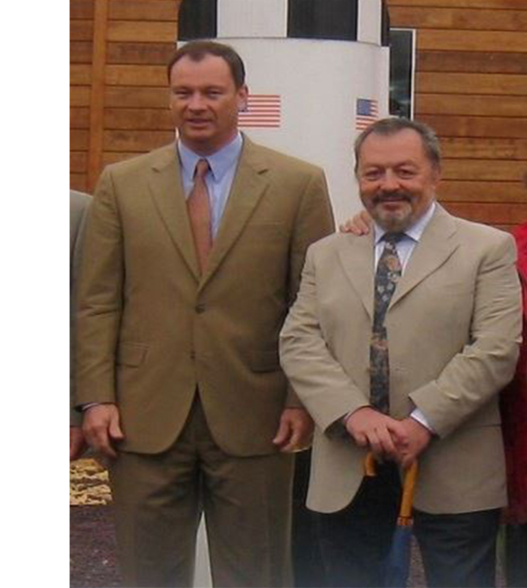 Carlos González Pintado con Michael López-Alegría y Luis Fernandez Rojo en la inauguración del Museo Lunar en Fresnedillas de la Oliva.